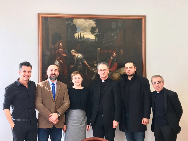radni sastanak sa Biskupom Porečko &ndash; Pulskim mons. Draženom Kutle&scaron;om  i Kancelarom vlč. Sergijem Jelenićem (Ante Vrban, Roman Carić, Patricia Zanketić, mons. Dražen Kutle&scaron;a, Florijan Ćelić, vlč. Sergije Jelenić)