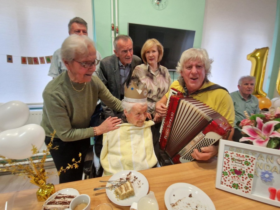 Milka Knapić proslavila 100. rođendan uz pjesmu, tortu i obitelj