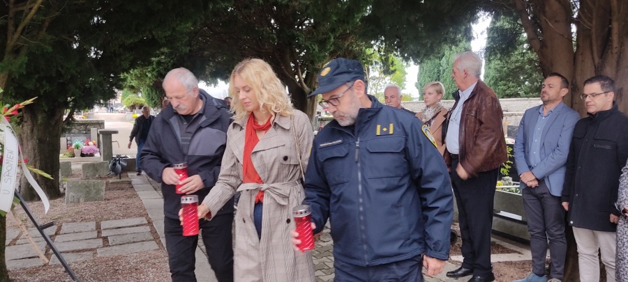 Položen vijenac i zapaljene svijeće na Centralnom križu Gradskog groblja Labin