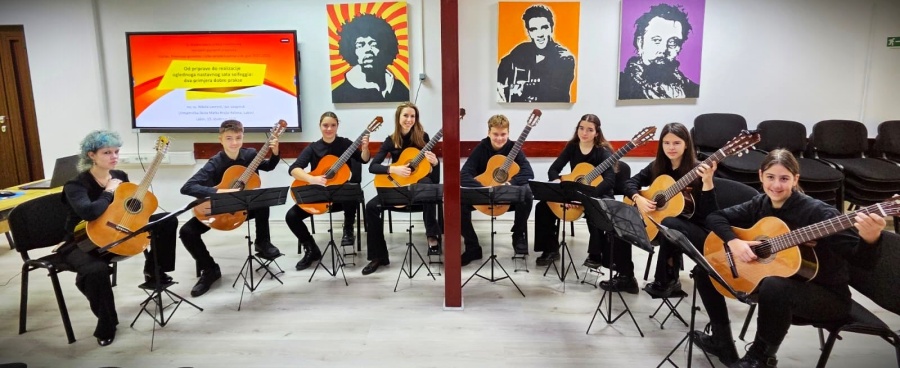Matko Braj&scaron;a Ra&scaron;an - oktet gitara koji vodi učiteljica Anisa Parganlija