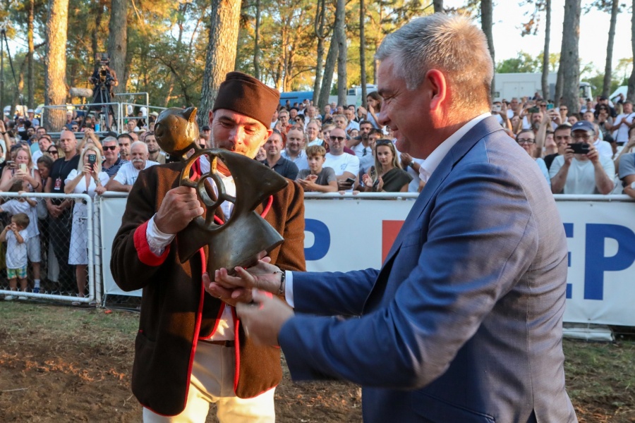 Maksimilijan Rojnić peti put slavodobitnik Trke na prstenac u Barbanu