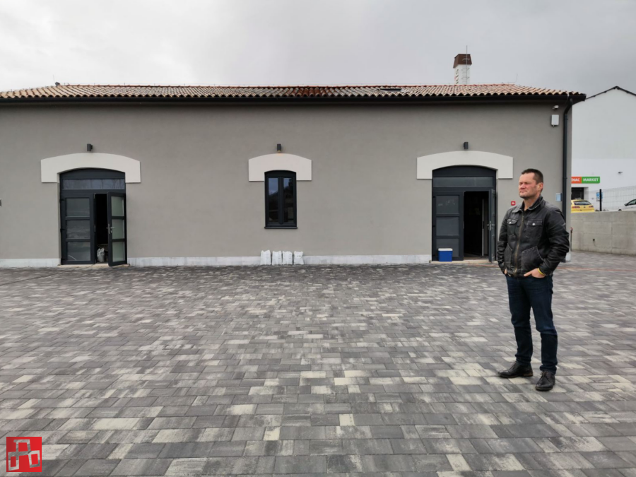 Mario Bratulić ispred Hrvatske kuće od kobasica