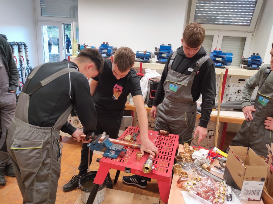 Solarni paneli postavljeni na krov Srednje &scaron;kole Mate Blažine u Labinu