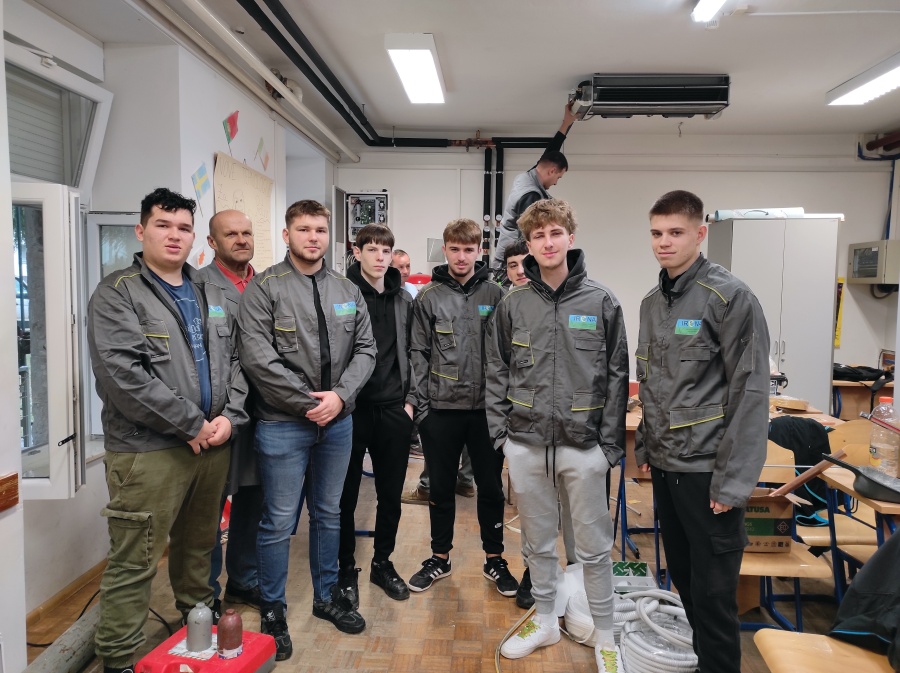 Solarni paneli postavljeni na krov Srednje &scaron;kole Mate Blažine u Labinu