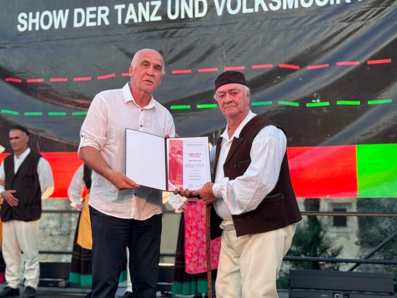 Milanu Orliću Grgi predsjednik Saveza folklornih dru&scaron;tava Istre Joip Bepo Percan uručio posebnu povelju