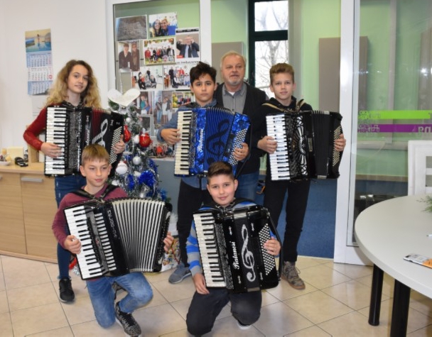 Mlodi harmonikaši va emisiji ''Užonci našega kraja''