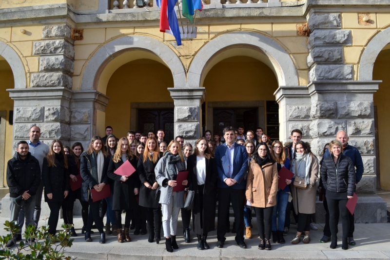 Milijun kuna za stipendije - ukupno 159 učenika i studenata prima stipendiju Grada Labina