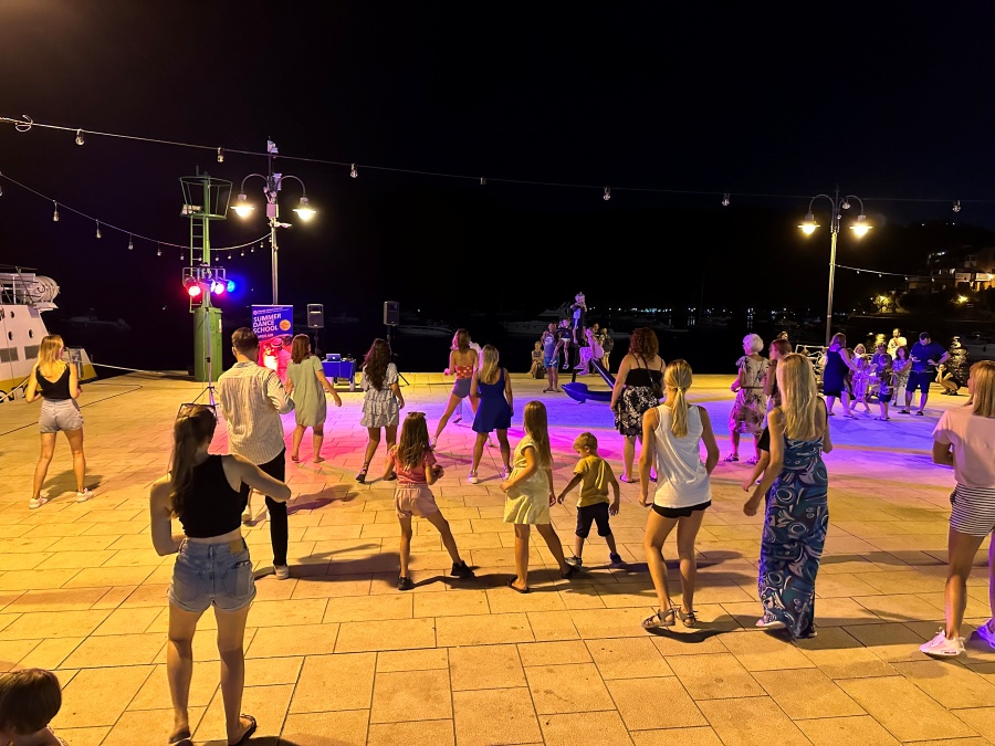 Škola latino plesova na otvorenom večeras u Rapcu: Salsa, bachata i ples pod zvijezdama