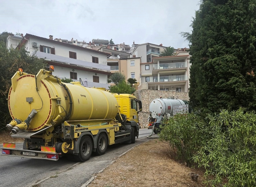 Zbog izlijevanja otpadnih voda preporuka da se ne koristi plaža ispod hotela Amfora u Rapcu