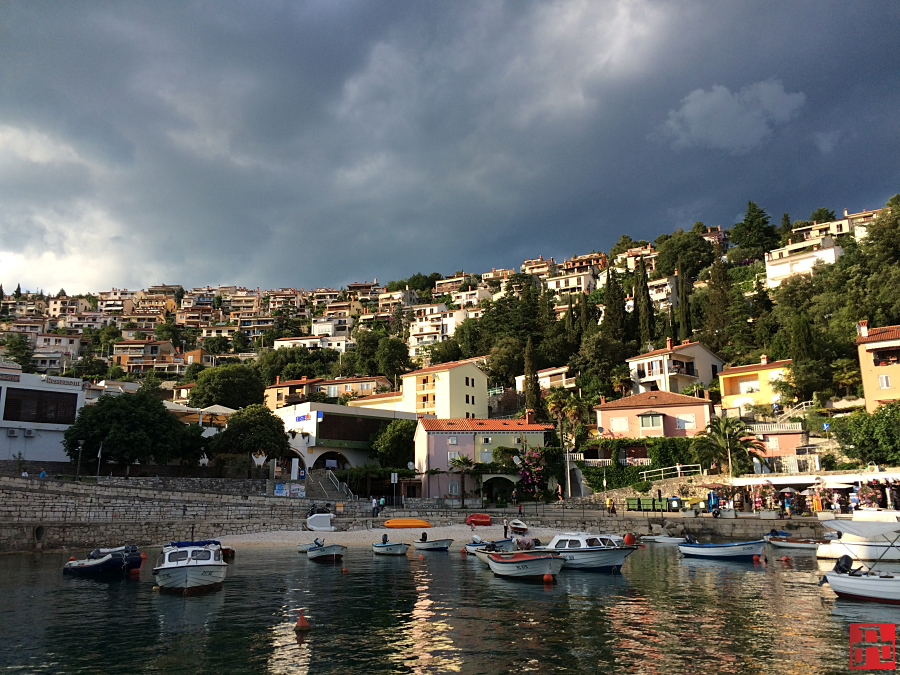 Rabac: Nakon izlijevanja otpadnih voda more na plaži snižene kvalitete, kupanje se ne preporučuje
